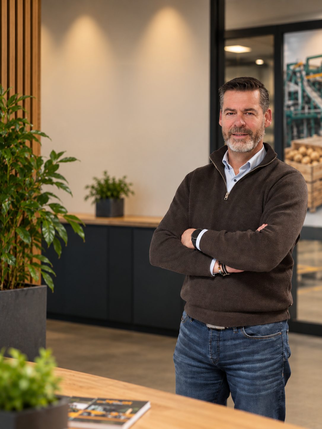 Adviseur van Agrar Systems staat met gekruiste armen in het kantoor